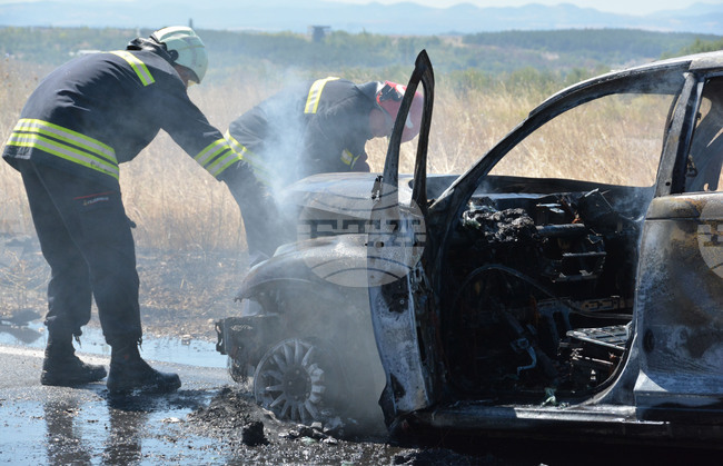 Временно е ограничено движението по активната лента при 54-ти км на АМ "Тракия" в посока София поради горящ автомобил, съобщиха от АПИ 