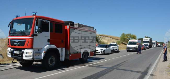 Тежкотоварен автомобил гори на автомагистрала "Струма" в платното за София, движението се осъществява в изпреварващата лента