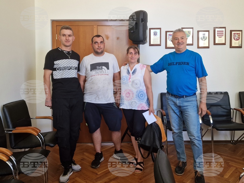 Кметът на Монтана и общински съветници дариха лични средства на пострадали при пожар семейства