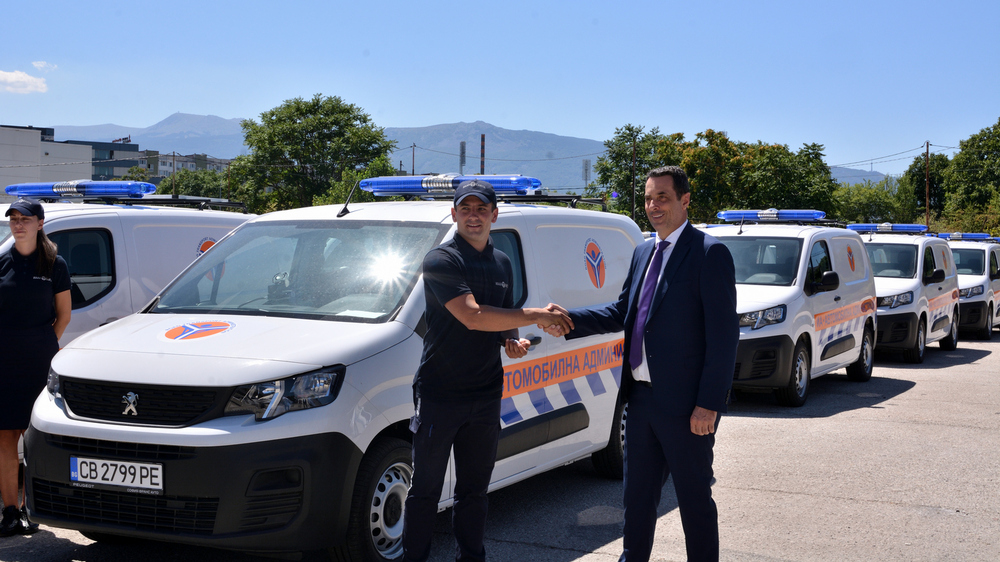 Министерство на транспорта и съобщенията: Министър Гвоздейков връчи ключовете на първите 50 нови автомобила на ИА „Автомобилна администрация“