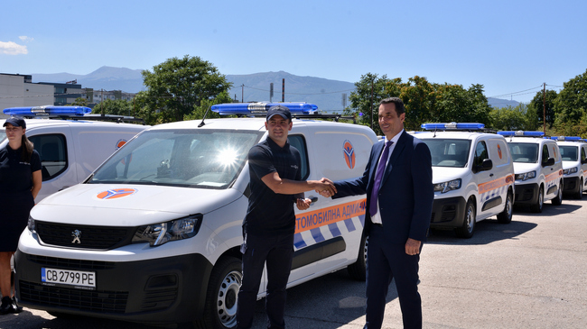 Министерство на транспорта и съобщенията: Министър Гвоздейков връчи ключовете на първите 50 нови автомобила на ИА „Автомобилна администрация“