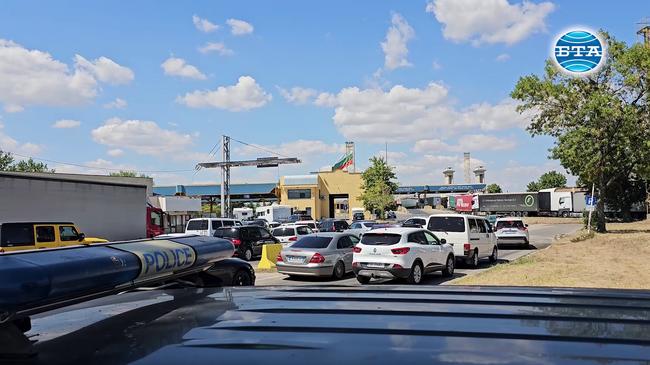 Интензивен е трафикът на леки и товарни автомобили в района на ГКПП "Дунав мост" при Русе