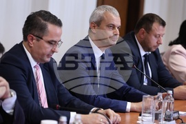 Президентство - консултации - парламентарни групи