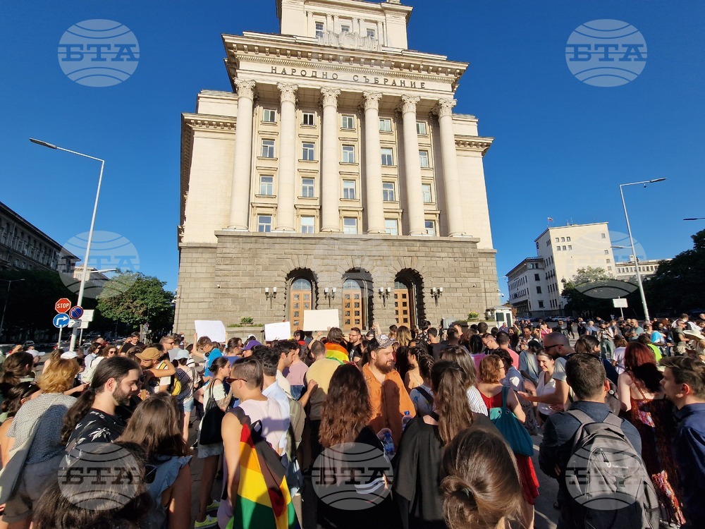 Втора поредна вечер граждани се събраха на протест срещу промени, свързани със забрана за пропаганда на нетрадиционна сексуална ориентация