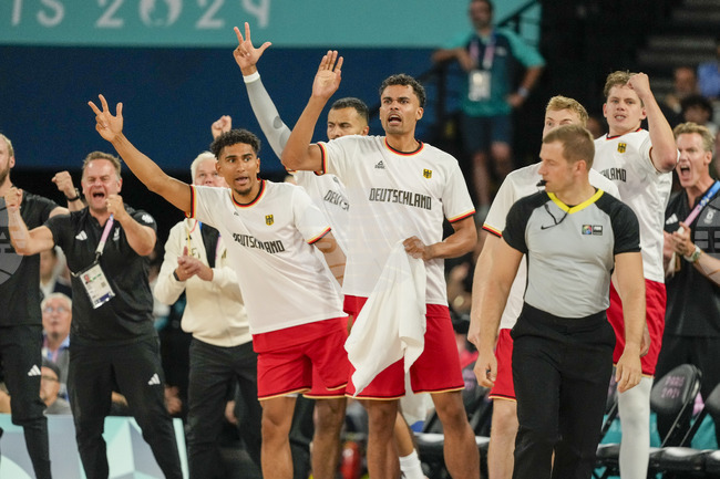 Селекционерът на националния тим на Германия по баскетбол Алекс Мумбру бе изписан от болницата в Тампере