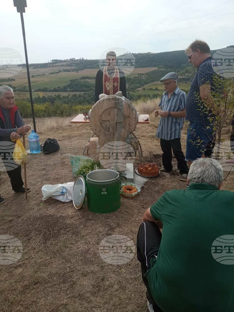 По собствена инициатива жители на брезнишкото село Слаковци възстановиха оброчен кръст
