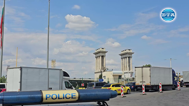 Трафикът на леки и товарни автомобили в района на ГКПП "Дунав мост" при Русе е интензивен