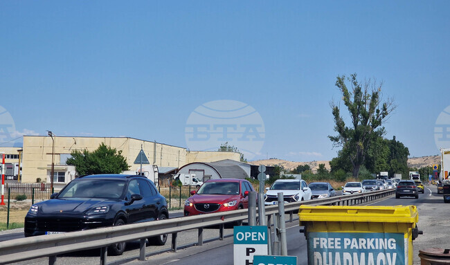 Заради ВиК авария движението при км 14 на пътя Вълково - Драката се осъществява двупосочно в една лента 