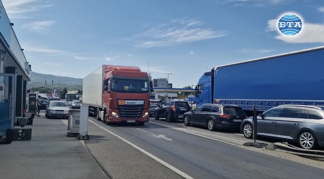 Около километър е опашката на граничен пункт "Кулата"