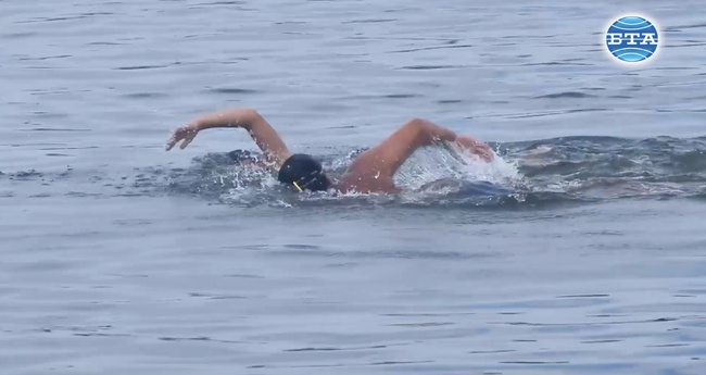 Участници на възраст от 6 до 80 години се включиха в традиционното преплуване на Дунав край Силистра