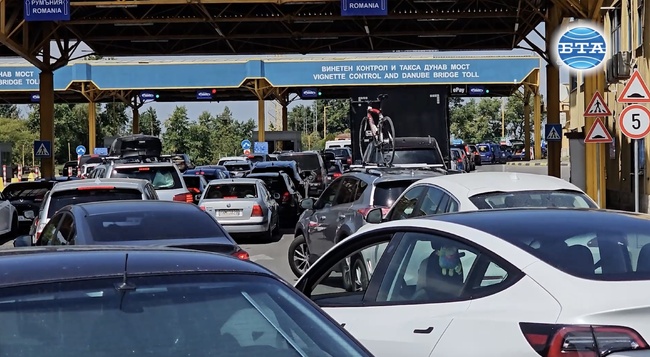Опашка от леки автомобили към Румъния има на ГКПП "Дунав мост" при Русе