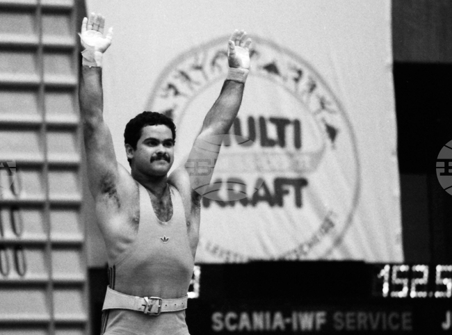 Стефан Топуров - състезател по вдигане на тежести и треньор