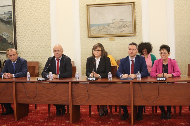 Нинова към проф. Габровски: Няма да подкрепим правителство, предложено от Вас