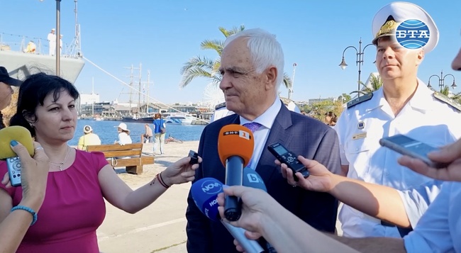 Атанас Запрянов каза, че все още не е водил разговор с номинираната за премиер Горица Грънчарова-Кожарева във връзка с това дали ще е министър и в новия служебен кабинет