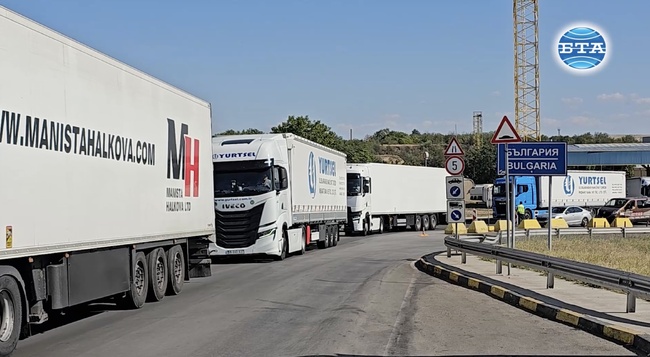 Опашки от леки и товарни автомобили има на ГКПП "Дунав мост" при Русе