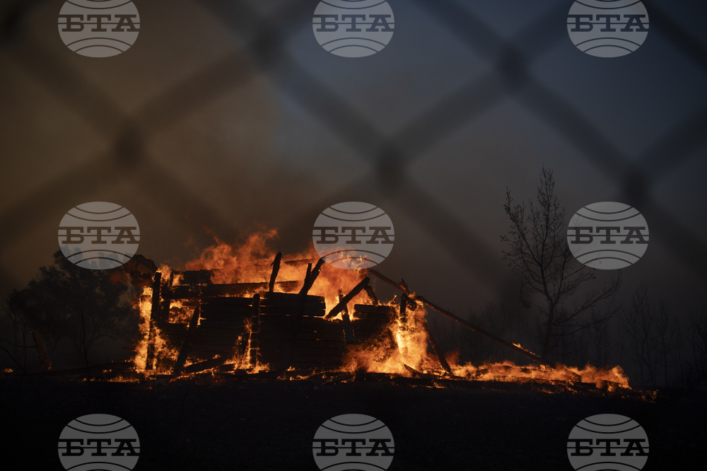 Масова евакуация на жителите в район Атина заради пожар, разпространил се до планината Пентели