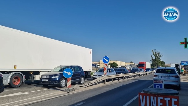 Интензивен е трафикът на ГКПП „Кулата“ на българо-гръцката граница, колоната от автомобили към този час е около 600 метра 