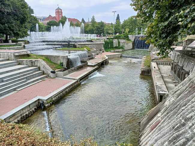 Община Плевен: Почистват и измиват Водната каскада в Плевен тази седмица