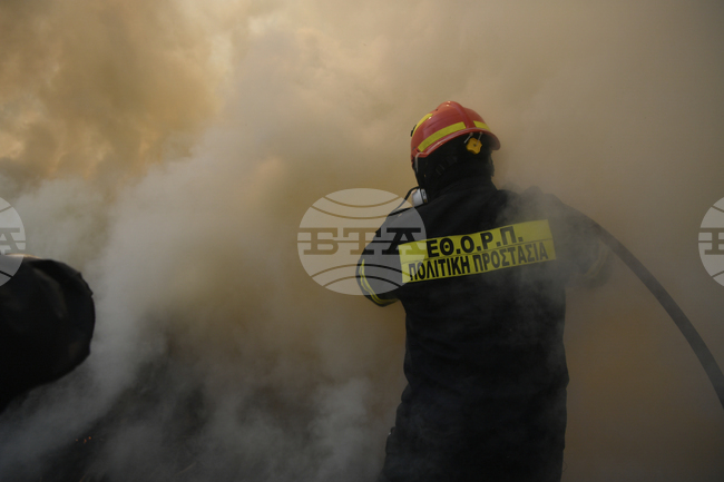 Пожар избухна близо до база на НАТО в Гърция