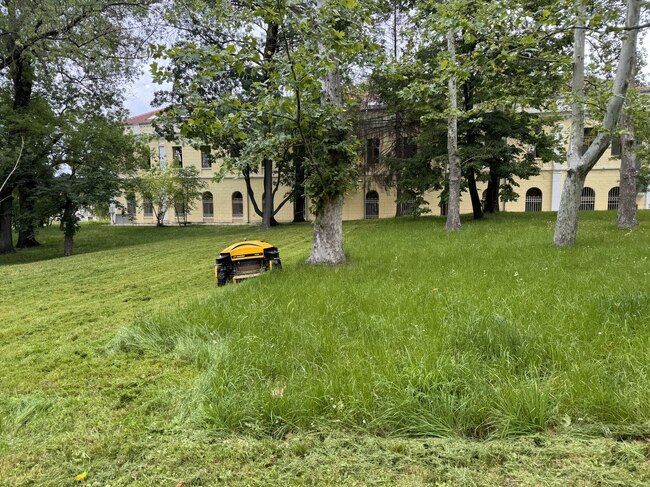 Продължават дейностите по косене на тревни площи в Русе 