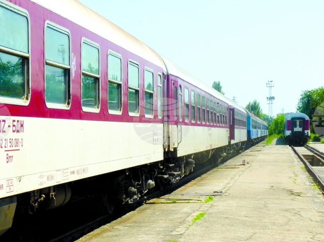 Пътническият влак от Карлово до Дъбово престоява на гара Казанлък заради инцидент след неправомерно пресичане на железопътната линия