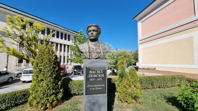 С поднасяне на венци и участие на деца Нова Загора отбеляза годишнината от рождението на Васил Левски