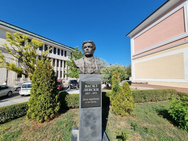 С поднасяне на венци и участие на деца Нова Загора отбеляза годишнината от рождението на Васил Левски