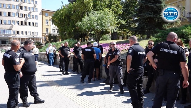 Униформени и цивилни служители на МВР се събраха до сградата на Народното събрание