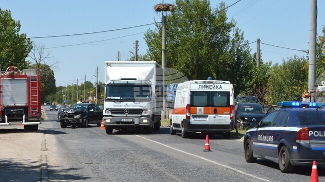 Подбалканският път в района на Калофер временно е затворен заради катастрофа с пострадал възрастен мъж 