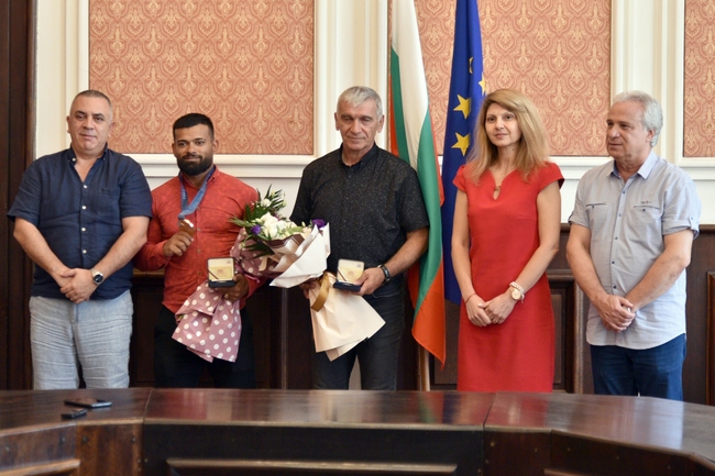 Кметът на Сливен Стефан Радев посрещна олимпийския медалист Божидар Андреев и треньора му Пламен Братойчев