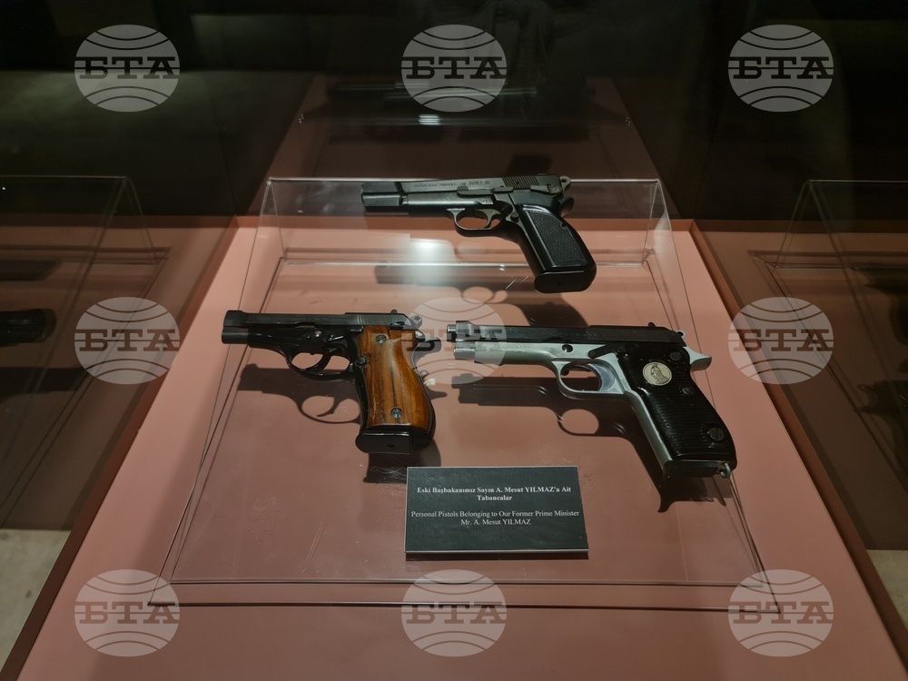 Арестуваха мъж след като нахлу в сградата на спортна телевизия в Истанбул с пистолет, който се оказа играчка 