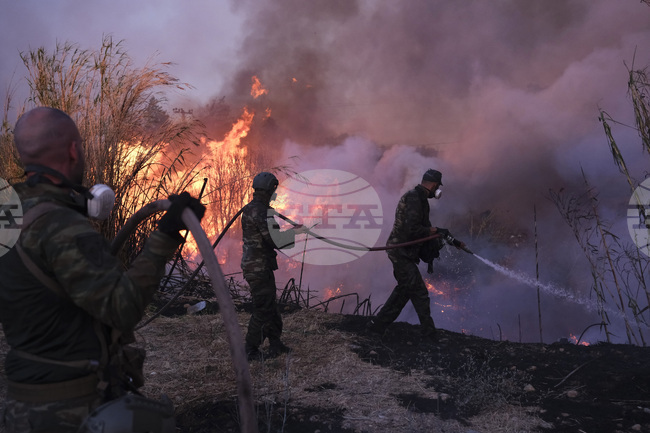 Заради пожар са евакуирани две населени места край Атина