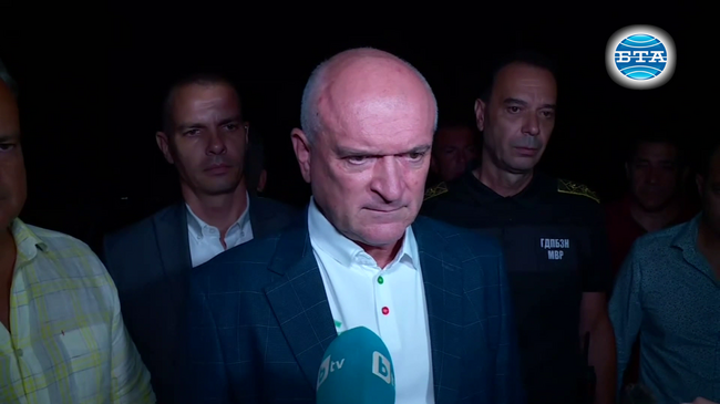 Пожарът в района на вилната зона "Дондуково" е ограничен, изгорели са четири вили, съобщи Димитър Главчев