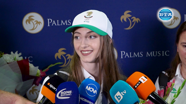 Олимпийската вицешампионка Боряна Калейн и останалите състезателки на България по художествена гимнастика се завърнаха в София след Игрите в Париж