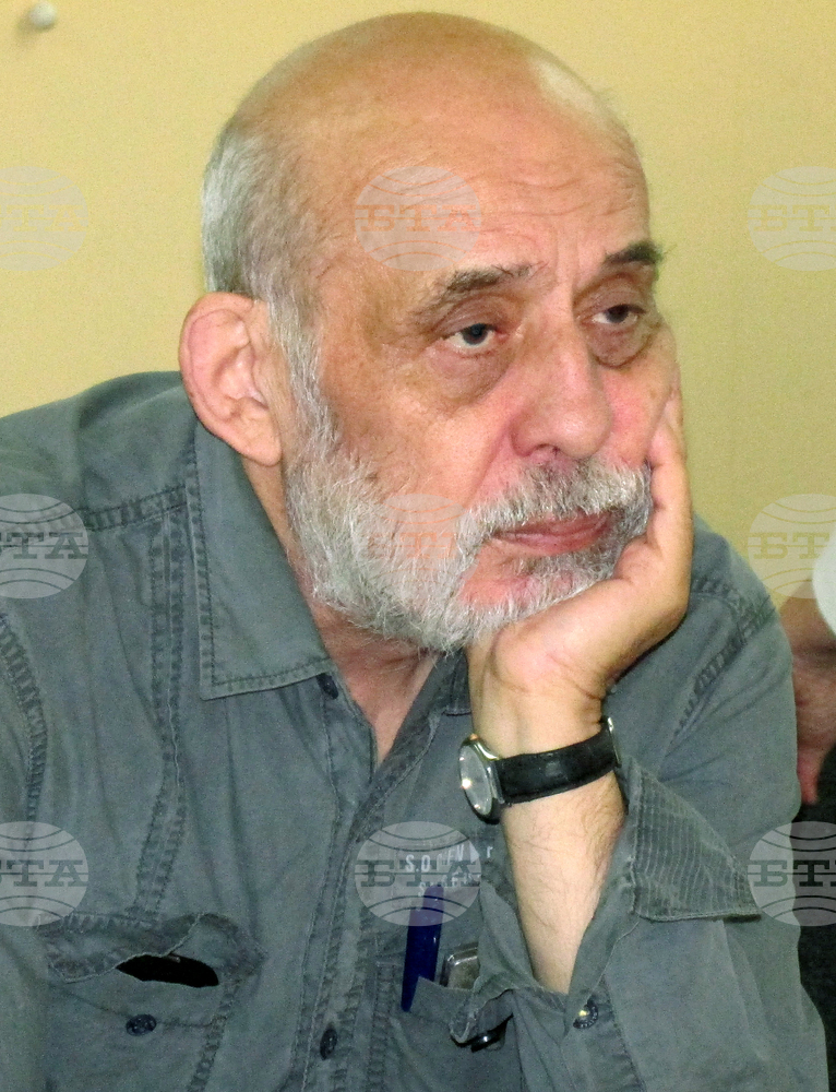 Естествената родина на един писател е езикът, казва Димитър Бочев, който днес отбелязва 80-ата си годишнина