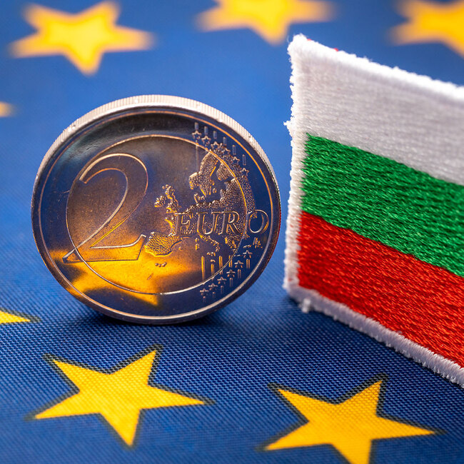 Government, Political Leaders React to President's Proposal for Euro Referendum