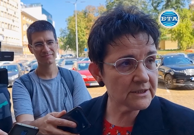 Получих покана да остана в кабинета и я приех, заяви служебният финансов министър Людмила Петкова