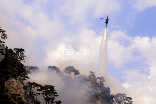 Усилията за потушаване на горски пожар край босненския град Мостар продължават