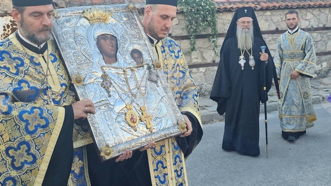 Чудотворната икона „Златна ябълка“ ще бъде изложена за поклонение в Хасково на 10 август