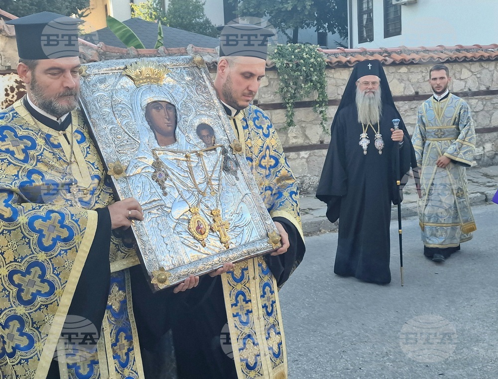 Пловдивският митрополит Николай носи в Ивайловград иконата "Света Богородица - Златна ябълка"