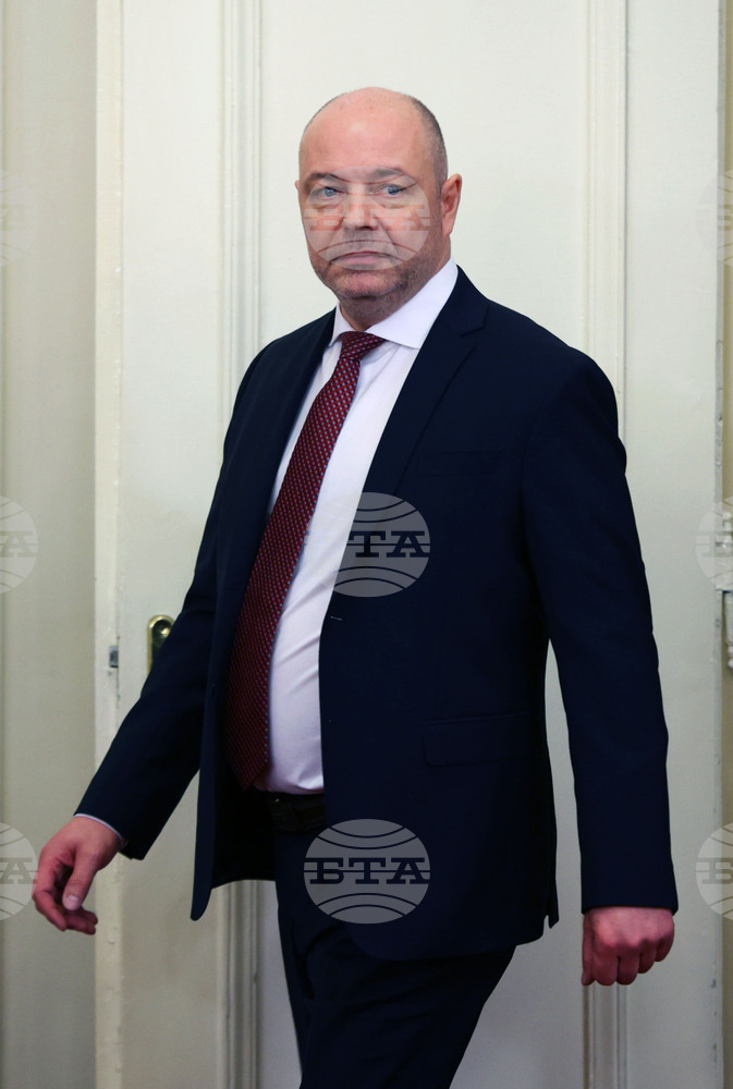 БТА :: Кандидатът за премиер Николай Габровски пристигна на „Дондуков 2 ...