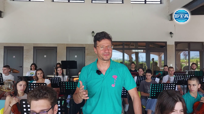 В музиката, изпълнявана от деца, има повече живот - нещо специално, което трябва да бъде ценено, каза за БТА 19-годишният диригент Уки Сачедина