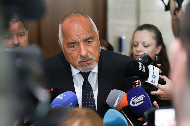Когато парламентът е във ваканция, може би прокурори и съдии също трябва да са, за да не ги обвиняват в политическа поръчка, коментира Бойко Борисов от ГЕРБ-СДС
