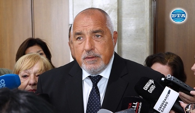 Когато парламентът е във ваканция, може би прокурори и съдии също трябва да са, за да не ги обвиняват в политическа поръчка, коментира Бойко Борисов