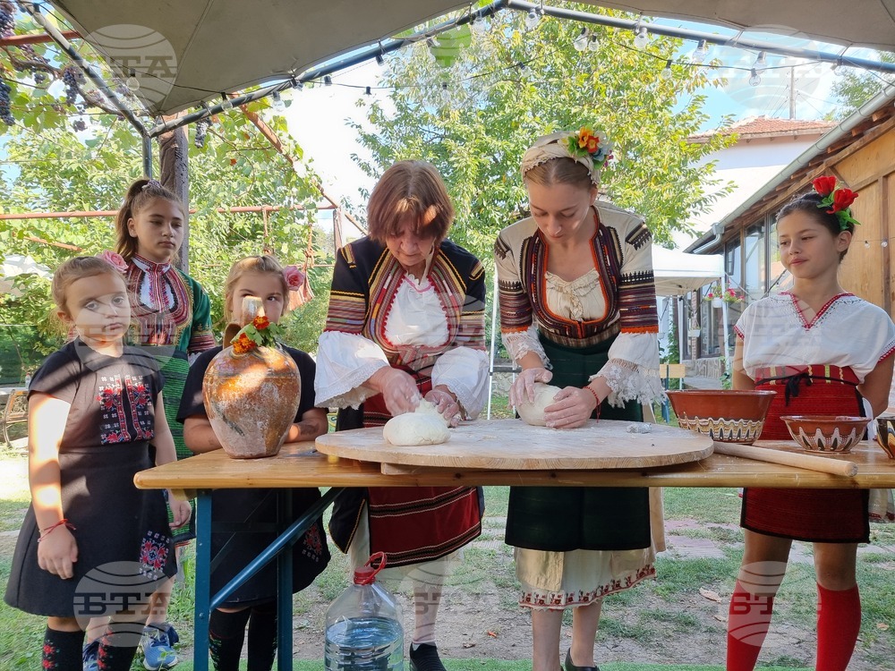 В село Раждавица, община Кюстендил, замесиха Богородични хлябове