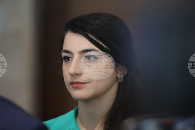 Ще се откажа от имунитета си преди да стигне до разглеждане в пленарна зала, заяви Лена Бориславова