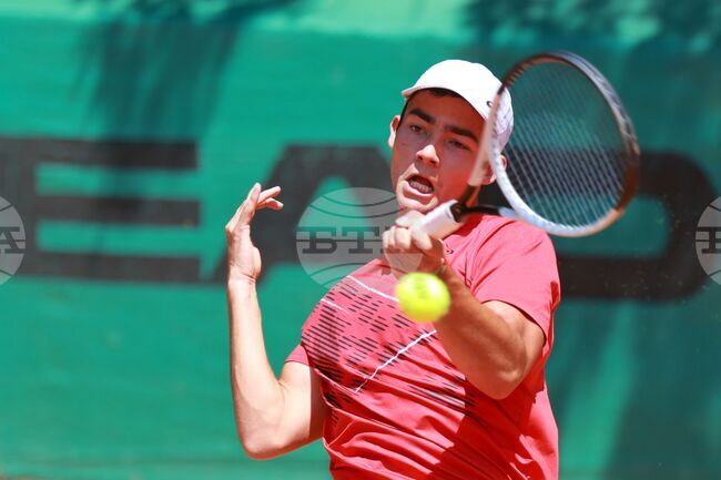 Фаворитите се класираха за полуфиналите в 21-ото издание на националния турнир по тенис за мъже "Амбинор Къп"