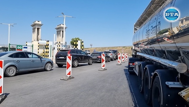 И днес има изключително интензивен трафик на леки автомобили и камиони в района на ГКПП „Дунав мост“ при Русе