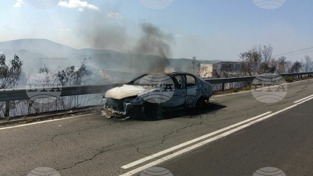 Затвориха пътя от Созопол за Аркутино заради пламнал в движение автомобил