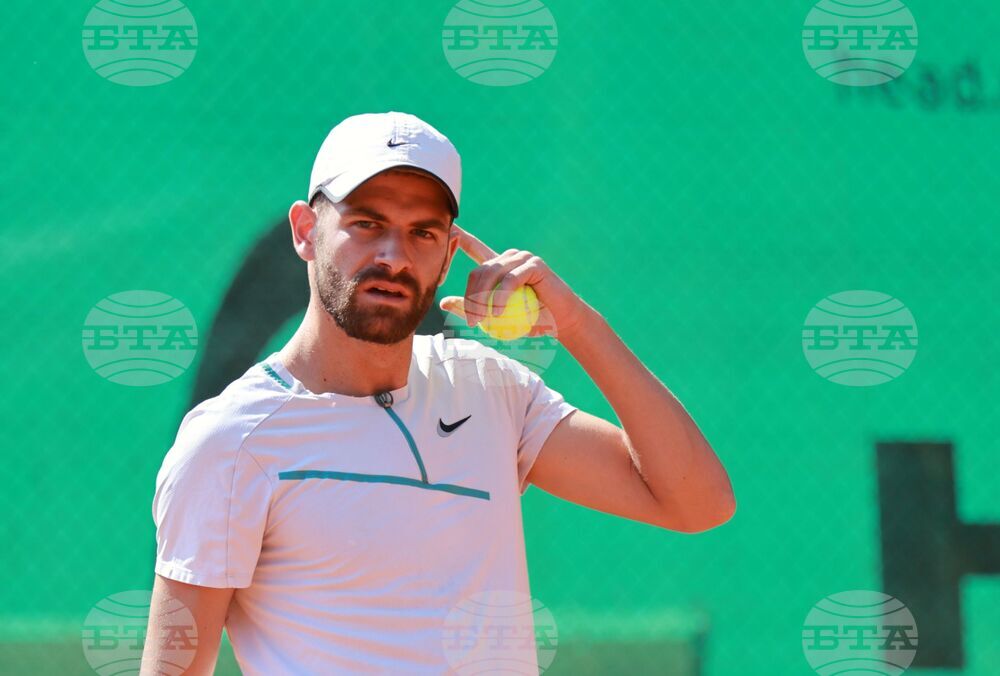 Симон-Антони Иванов продължава успешно защитата на титлата си при мъжете на Държавното първенство по тенис на открито, водачът в схемата отпадна във втория кръг